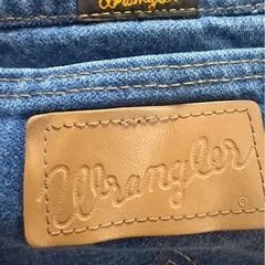 ブランド：Wrangler（ラングラー） 	•	表記サイズ：32 × 36 → ウエスト32インチ／レングス36インチ 	•	品番：936PWD 	•	素材：コットン100％ 	•	生産：MADE IN MEXICO（US FABRIC） 	•	洗濯：通常のデニムケア表記あり  Wranglerの「936」は**細身ストレート（ややスリム）**で、 Levi’sでいうと505より細く、501よりシャープな印象のモデルです。の画像