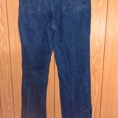 ブランド：Wrangler（ラングラー） 	•	表記サイズ：32 × 36 → ウエスト32インチ／レングス36インチ 	•	品番：936PWD 	•	素材：コットン100％ 	•	生産：MADE IN MEXICO（US FABRIC） 	•	洗濯：通常のデニムケア表記あり  Wranglerの「936」は**細身ストレート（ややスリム）**で、 Levi’sでいうと505より細く、501よりシャープな印象のモデルです。の画像