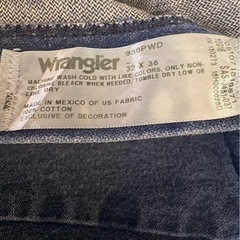 ブランド：Wrangler（ラングラー） 	•	表記サイズ：32 × 36 → ウエスト32インチ／レングス36インチ 	•	品番：936PWD 	•	素材：コットン100％ 	•	生産：MADE IN MEXICO（US FABRIC） 	•	洗濯：通常のデニムケア表記あり  Wranglerの「936」は**細身ストレート（ややスリム）**で、 Levi’sでいうと505より細く、501よりシャープな印象のモデルです。の画像