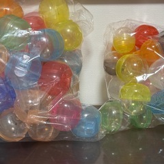 ガチャガチャのカプセルの画像