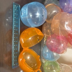 ガチャガチャのカプセルの画像