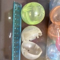 ガチャガチャのカプセルの画像