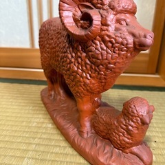 羊と子羊の陶器製置物の画像