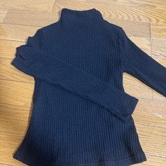 ブラック タートルネック セーターの画像