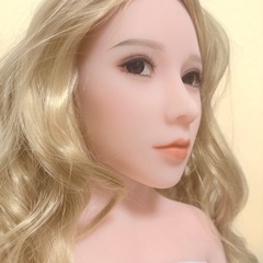 未使用 美品 リアルマネキンヘッド／ドールヘッド 等身大 シリコン 化粧練習用 リアルな造形と金と黒の髪を持つカスタムドールフェイスの画像