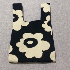 【話し中】⭐️花柄⭐️ニットバック　モノトーン　オシャレハンドバックの画像