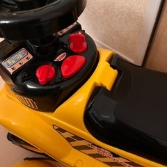 ショベルカー　ヘルメットつきの画像