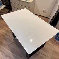 ニトリ　拡張可能テーブルと長椅子の画像