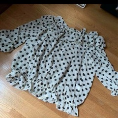 袋いっぱいの服  の画像