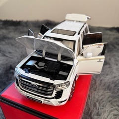 ランドクルーザー300 ミニカー　1/18の画像