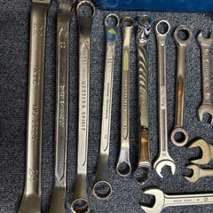 ミリ工具 サイズばらばら　メガネレンチ コンビネーション スパナ 古い工具入れの画像