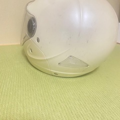 ホワイトヘルメットとグローブセットの画像
