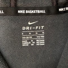 キッズ服 NIKE DRI-FIT 迷彩パーカー サイズ110〜116cm 5-6YRSの画像