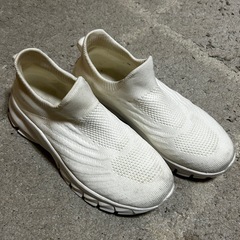 白いスニーカー  履き口全面ゴム  履くのが楽ちん  24cmの画像