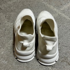 白いスニーカー  履き口全面ゴム  履くのが楽ちん  24cmの画像