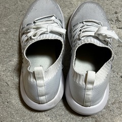 白いスニーカー 履き口全面ゴムで履くのが楽ちん  24cmの画像
