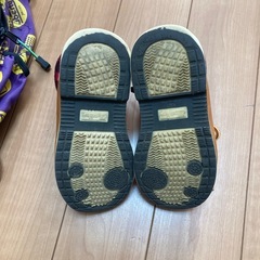 子供用リュックと靴の画像