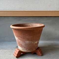 イタリア製植木鉢　ポットフィート付きの画像
