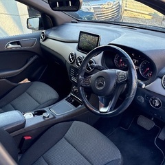 黒のBクラスB180になります。の画像