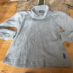 子どもジャンパーとタートルネックシャツの画像