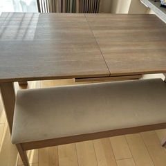 ダイニングテーブルの画像