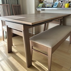 ダイニングテーブルの画像
