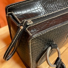 UNTITLED ショルダーバッグ クロコ調本革の画像