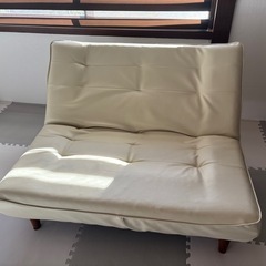 背もたれ3段階調節可。2人がけソファの画像