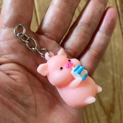 ⭕️ミルク飲むこぶたさんキーホルダーの画像