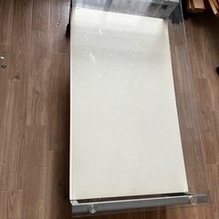 ガラステーブルの画像