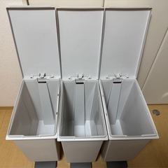 ニトリ 消臭スリムペダルペール(30L ホワイト) 3つセットの画像