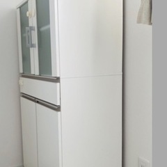 小さい食器棚の画像