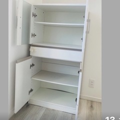 小さい食器棚の画像