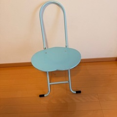 折りたたみ椅子の画像