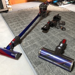 Dyson  V8  純正バッテリー＋アタッチメント3点＋壁取付充電スタンド  良品美品の画像