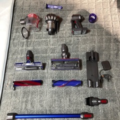 Dyson  V8  純正バッテリー＋アタッチメント3点＋壁取付充電スタンド  良品美品の画像