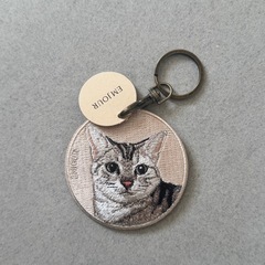 EMJOUR(エンジュール) 刺繍キーホルダー キジトラネコの画像