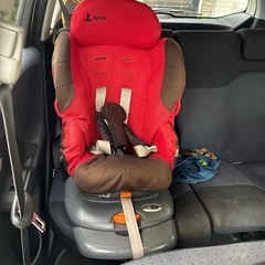 チャイルドシートとベビー靴の画像