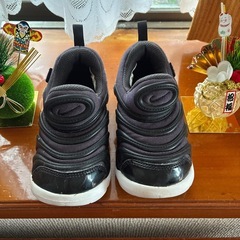 チャイルドシートとベビー靴の画像