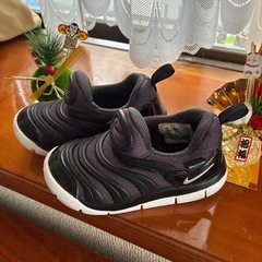 チャイルドシートとベビー靴の画像