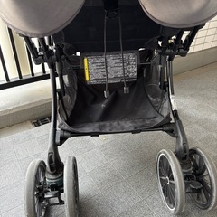 Combi ベビーカー(専用のフットマフ付き)の画像