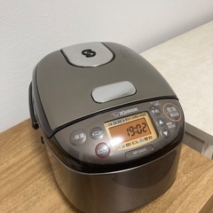 【まとめて引き取り希望】ソファ・炊飯器・テレビ台・ローデスクの画像