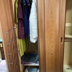 洋服タンス 転倒防止用チェーン付きの画像