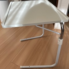 折りたたみテーブルの画像