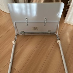 折りたたみテーブルの画像
