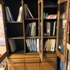 ガラス扉付き本棚 転倒防止用チェーン付きの画像