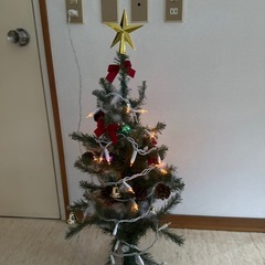 ライト付きクリスマスツリーの画像
