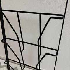 【美品】【店舗・自宅に】ディスプレイにもなる雑誌・新聞ラック（ブラック・アイアン・4段収納）の画像