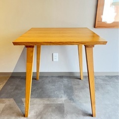 【美品/シンプルおしゃれ】ナチュラルウッドの正方形木製ダイニングテーブルの画像