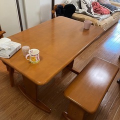 ダイニングテーブルと椅子（くるくるまわる物と横長）の画像